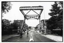 402574 Gezicht op de Ouderijnbrug te Utrecht, met op de achtergrond de Laan van Nieuw Guinea.